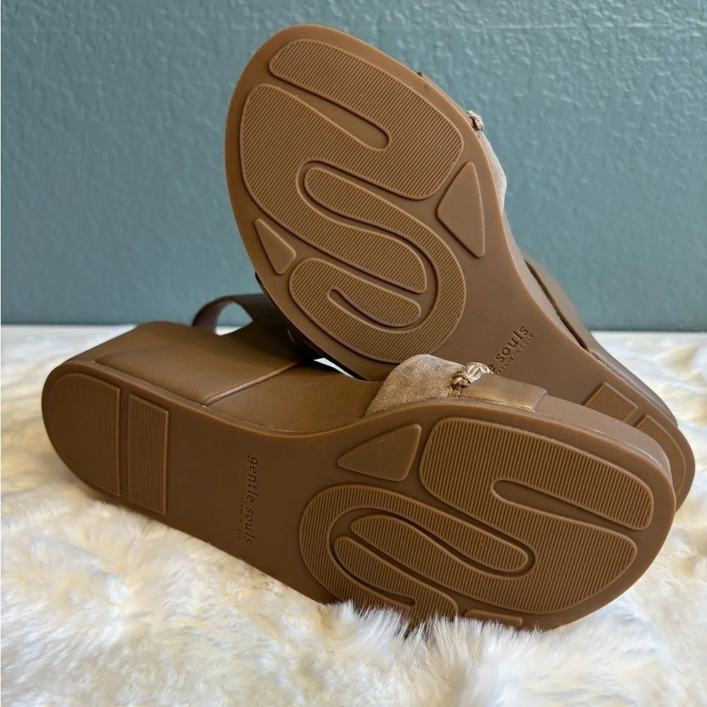 Gentle Souls by Kenneth Cole Giulia 2 Band Wedge Sandal Mushroom Size 6 NIB